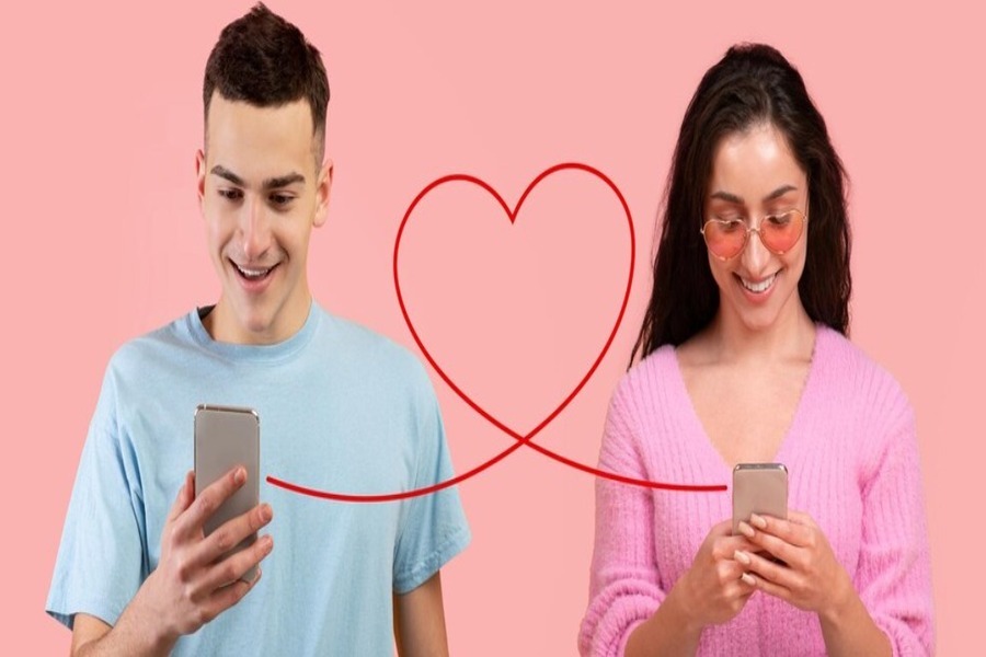 Couple using smartphones together while maintaining personal space, symbolizing healthy digital boundaries in relationships.