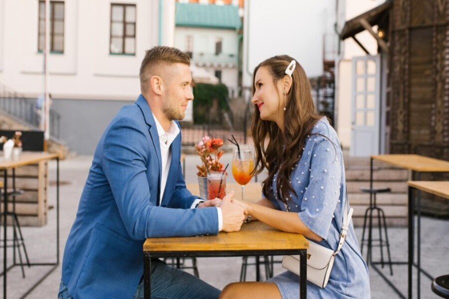 First date outfit ideas for men and women, offering style tips for dressing comfortably and confidently for any occasion.