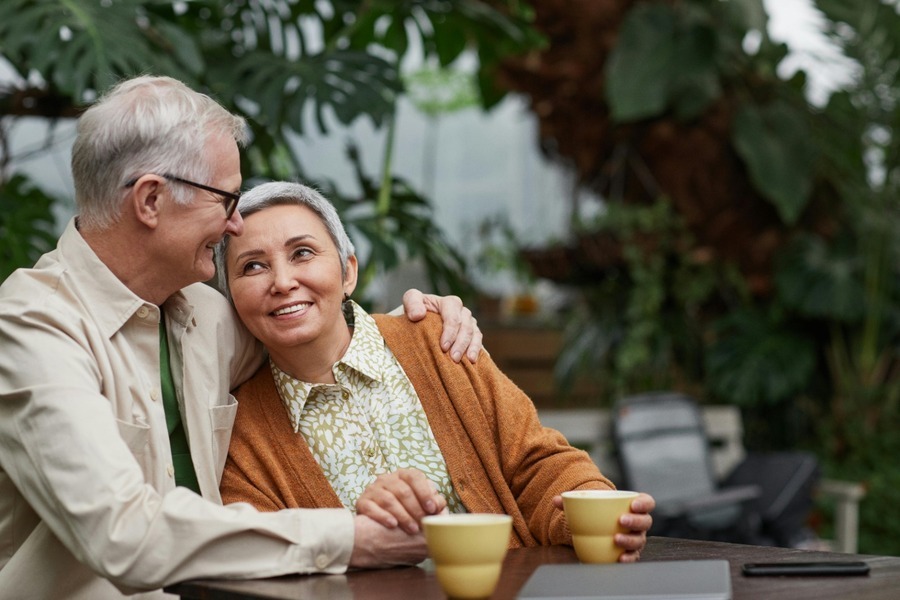Couple enjoying sustainable dating outdoors