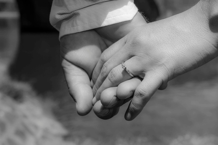 Couple in minimalist relationships