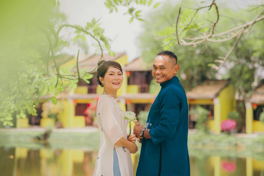 Couple talking for relationship closure
